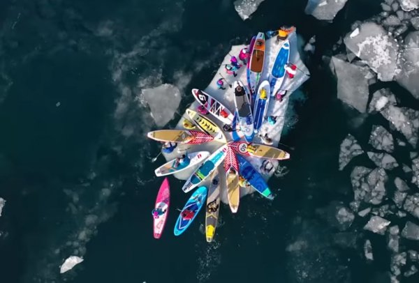 Во Владивостоке SUP-серферы угнали льдину