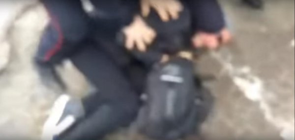 «Слышь, мы здесь решаем»: Полицейские из Сочи избили журналиста в прямом эфире