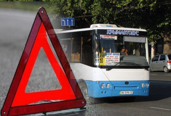 Отказали тормоза: В Крыму рейсовый автобус попал в ДТП, один человек погиб