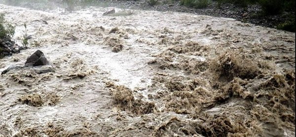 Ради селфи: турист в Китае упал в грязевой поток с шести метров