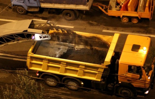 Жители Хабаровска напали на дорожных рабочих из-за ночного ремонта