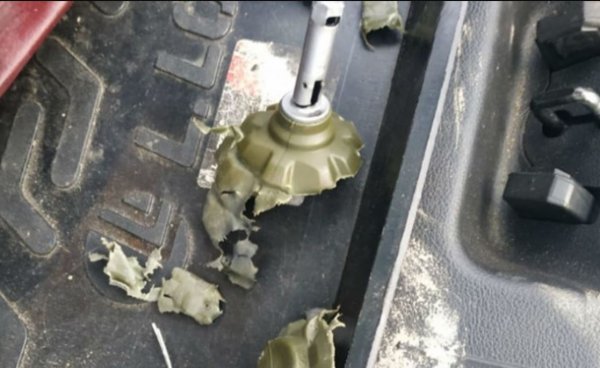Шутка юмора. Пассажир такси в Екатеринбурге бросил гранату в припаркованное авто