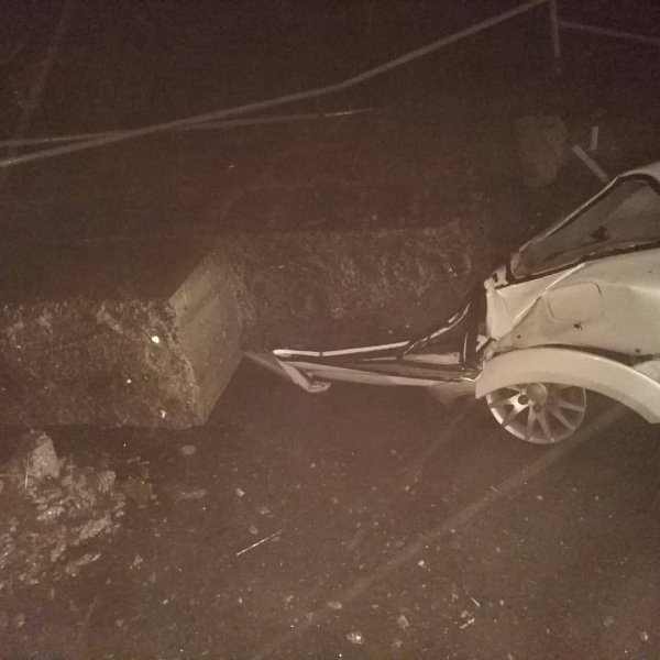 Подпорная стена рухнула на автомобили во Владивостоке