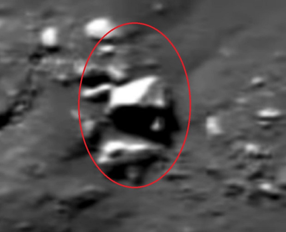 Фото инопланетного корабля на луне