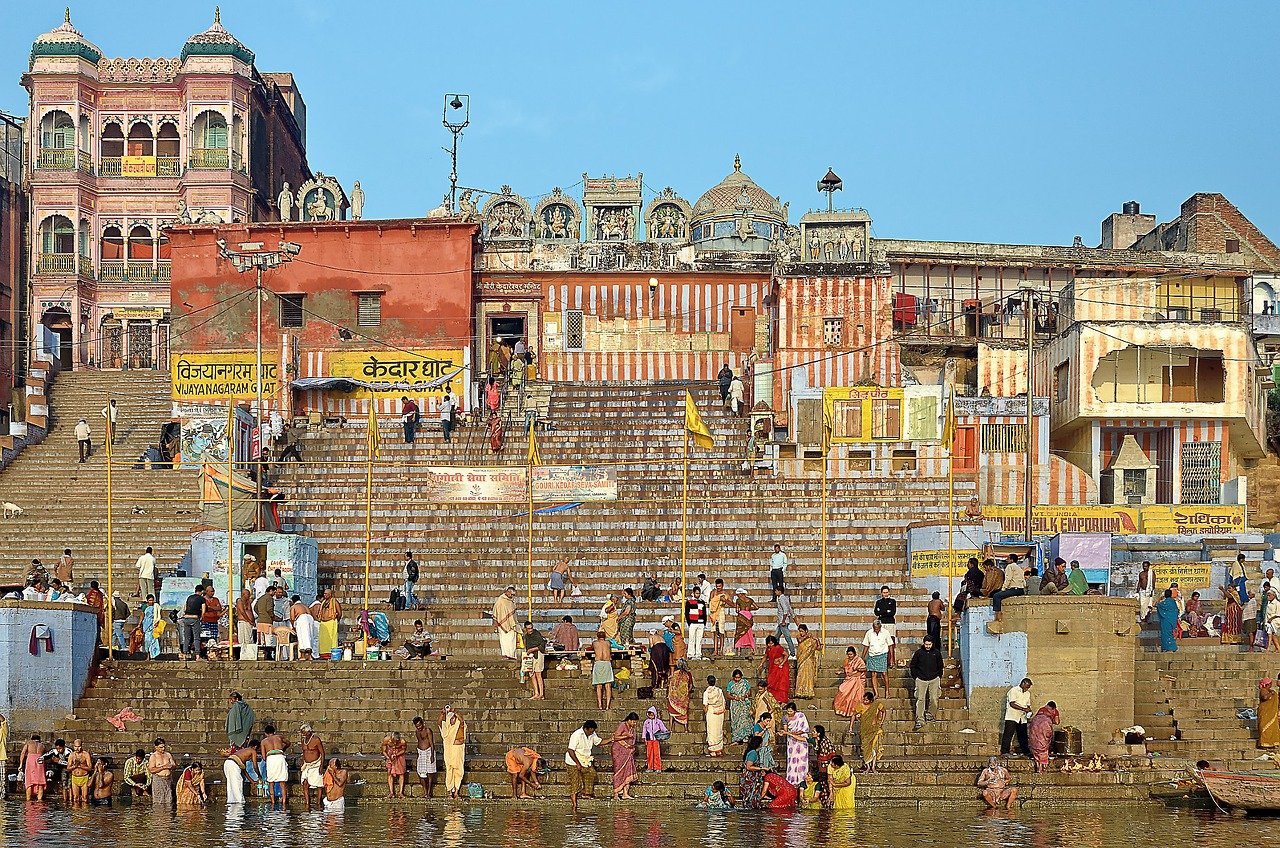 Индия первая в мире. Бенарес Варанаси. Город Варанаси река ганг. Варанаси, штат Уттар-Прадеш. Набережная Варанаси.