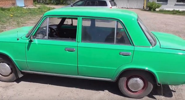 «Искали 3 месяца, живых практически нет»: Блогер рассказал о покупке 43-летнего ВАЗ-2101