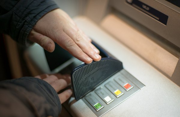 Ресайклеры вместо банкоматов: Сбербанк обновляет сети самообслуживания