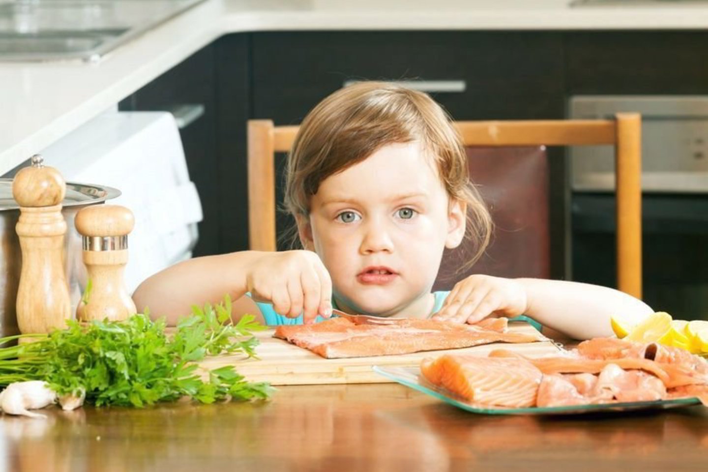 Употребление детьми готовых домашних блюд предоставленных родителями. Еда для детей. Питание детей. Ребенок ест. Рыба для пищи детей.