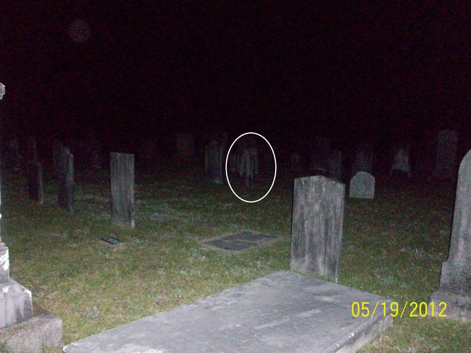 Призрак Михаила круга на кладбище
