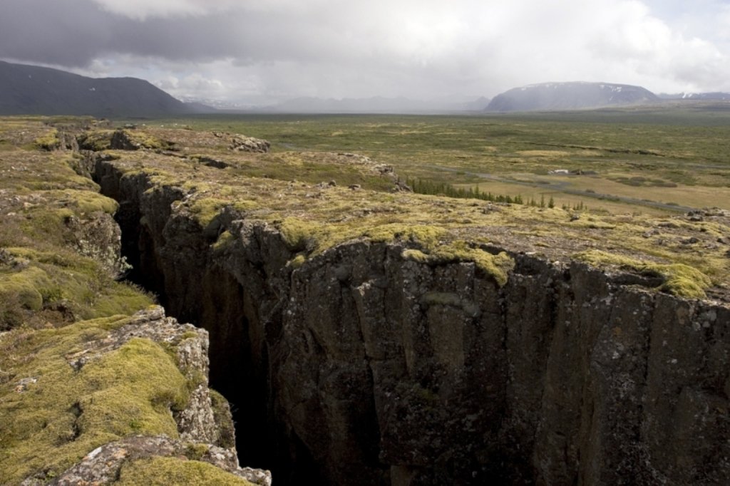 Земные трещины. Долина Тингвеллир разлом. Тектонический разлом в Исландии. Исландия разлом континентальных плит. Разлом земной коры Исландия.