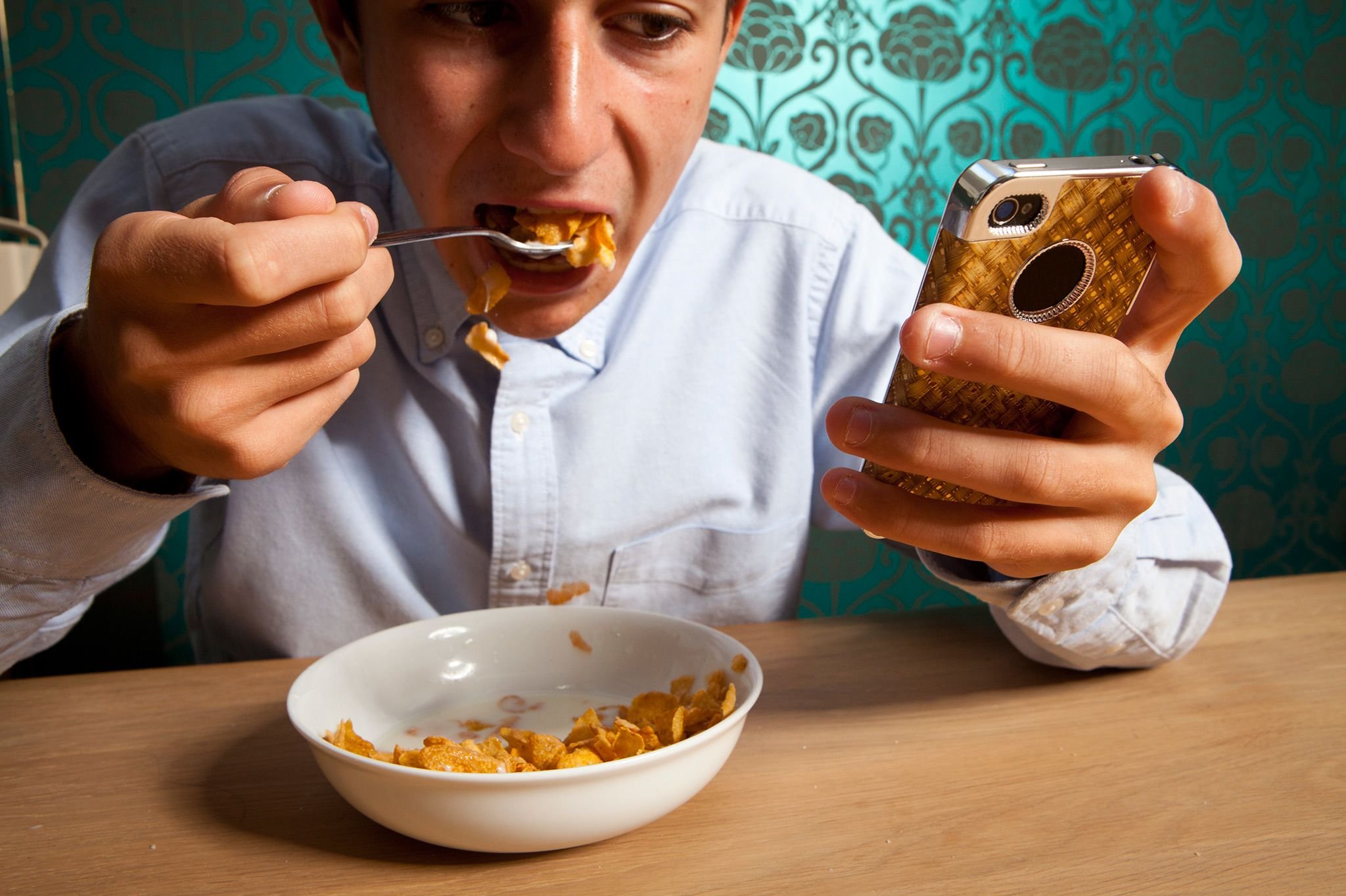 Человек ест кал. Кушает с телефоном. Человек кушает. Человек с мобильником за едой. Человек кушает с телефоном.