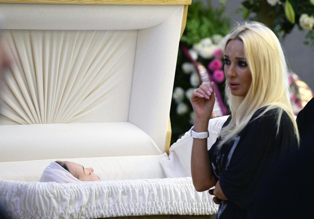 Фото похорон жанн. Звезды на похоронах Жанны Фриске. Похороны Жанны Фриске в гробу.