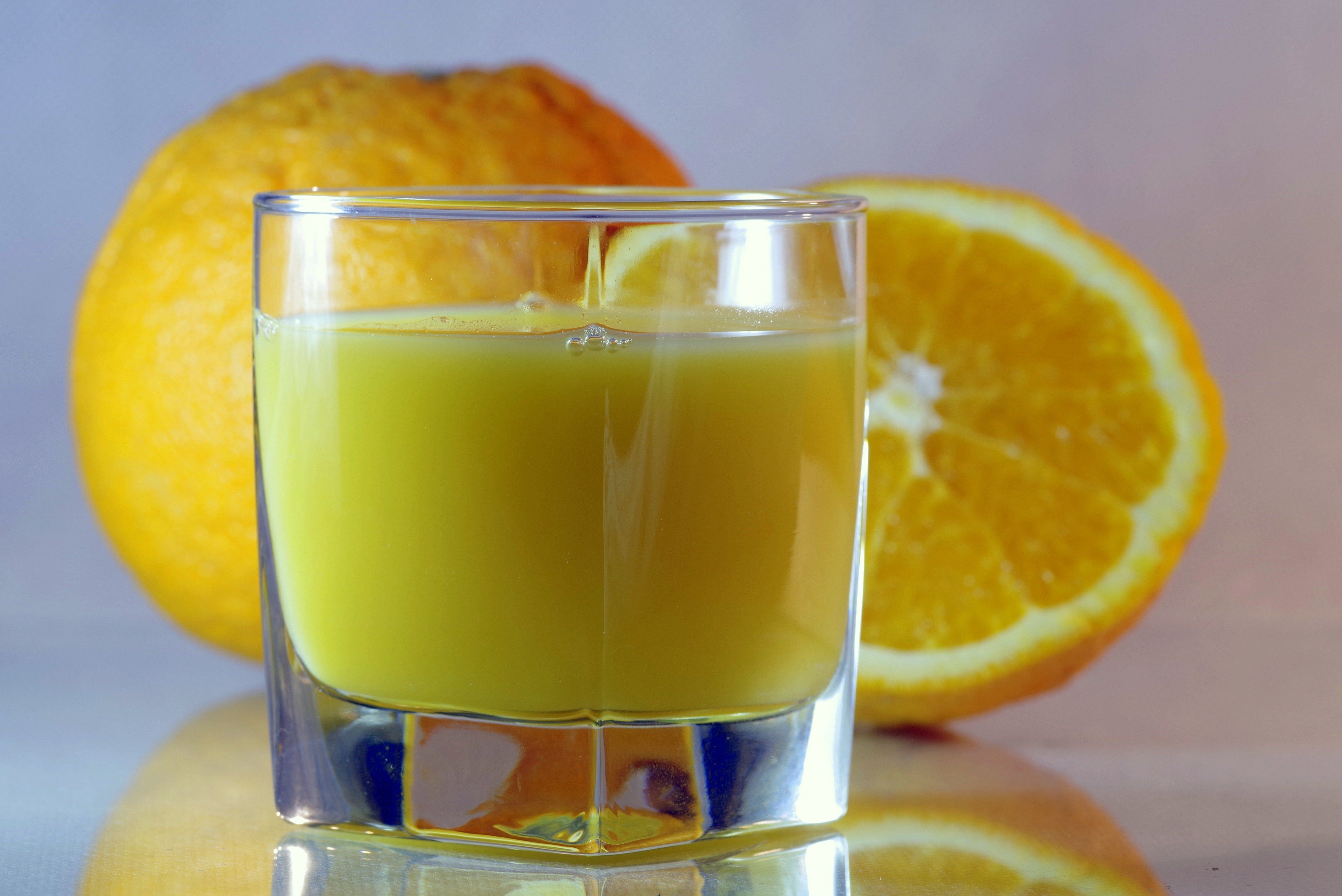 Виноградно апельсиновый сок. Апельсиновый сок. Свежевыжатый апельсиновый сок. Сок из апельсина. Стакан сока.