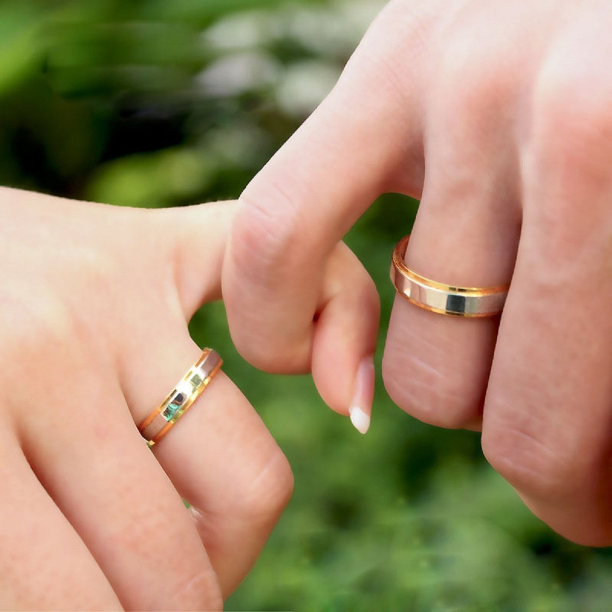 На какой руке носят армяне обручальное кольцо. Обручальные кольца на руках. Обручальные кольца наруказ. Пуки с обручальными кольцами. Кольцо на руке.