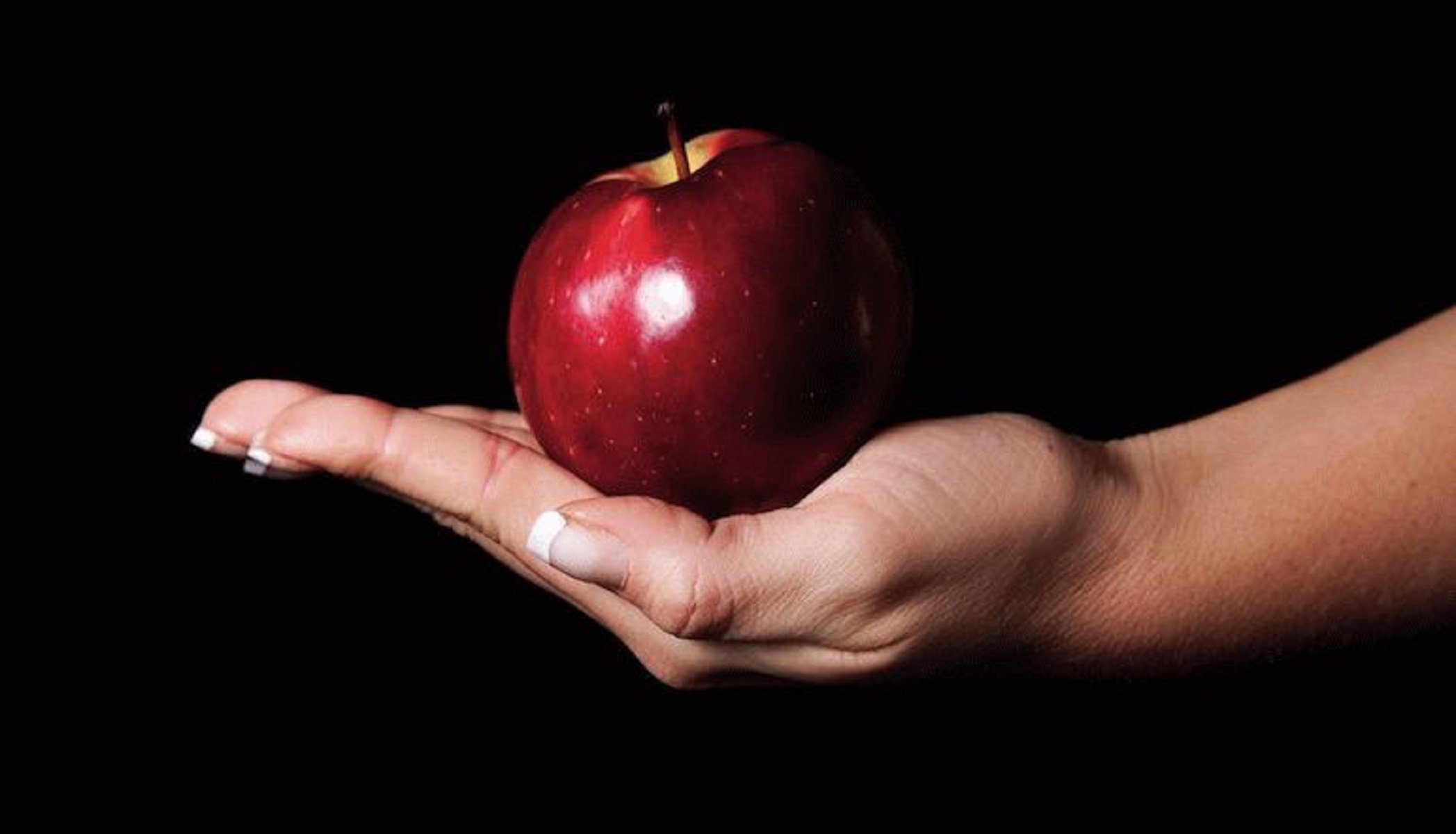 Яблоко в руке