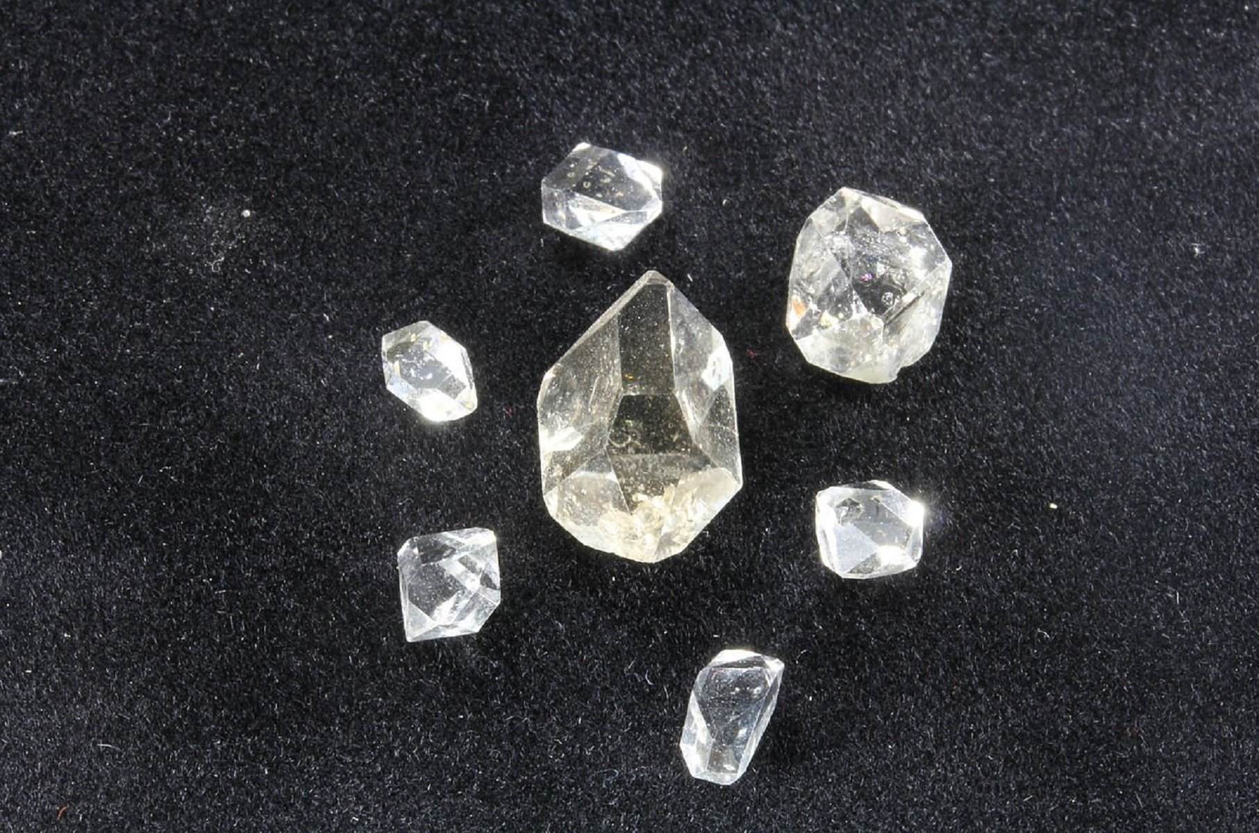 Серебряные давайте. 83 Diamonds 4х29,5. Конфликт камень. Diamond 4. Andy was given 2 pieces of Quartz.