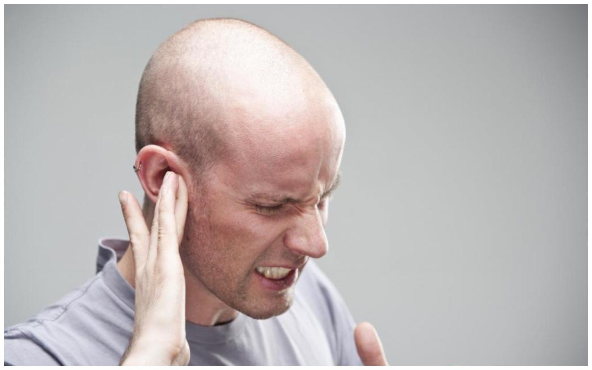 Боль в ухе у мужчины. Влияние наушников на слух человека.