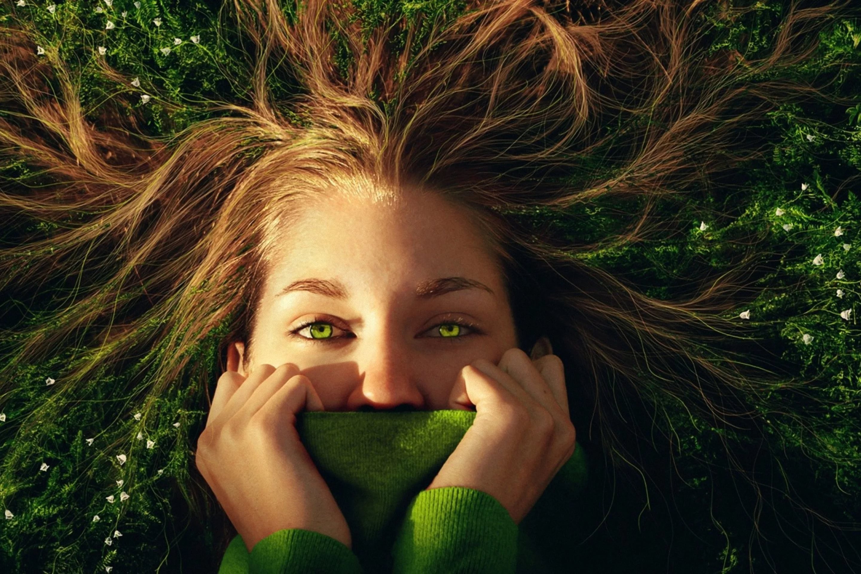 Удивление в лесу. Зелёные глаза у девушек. Девушка с зверинимы глазами. Счастливая девушка. Девушка в зелени.