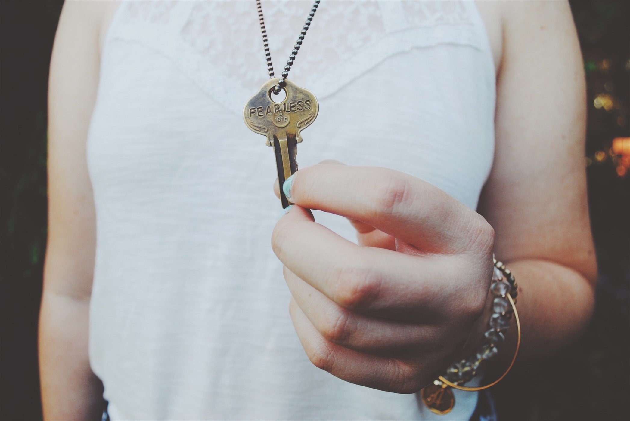 Рука медальон. Красивый ключ в руке. Девушка с ключиком. Девушка с ключиком на шее. Подвеска ключ на девушке.