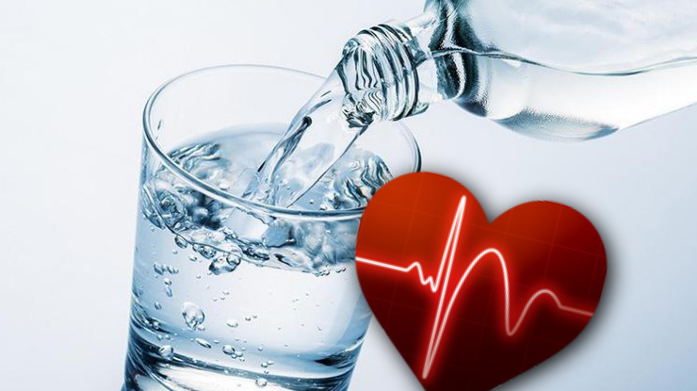 Горячая вода для здоровья. Сердце вода. Фон сердце с водой. Стакан воды. Сердечко из воды.