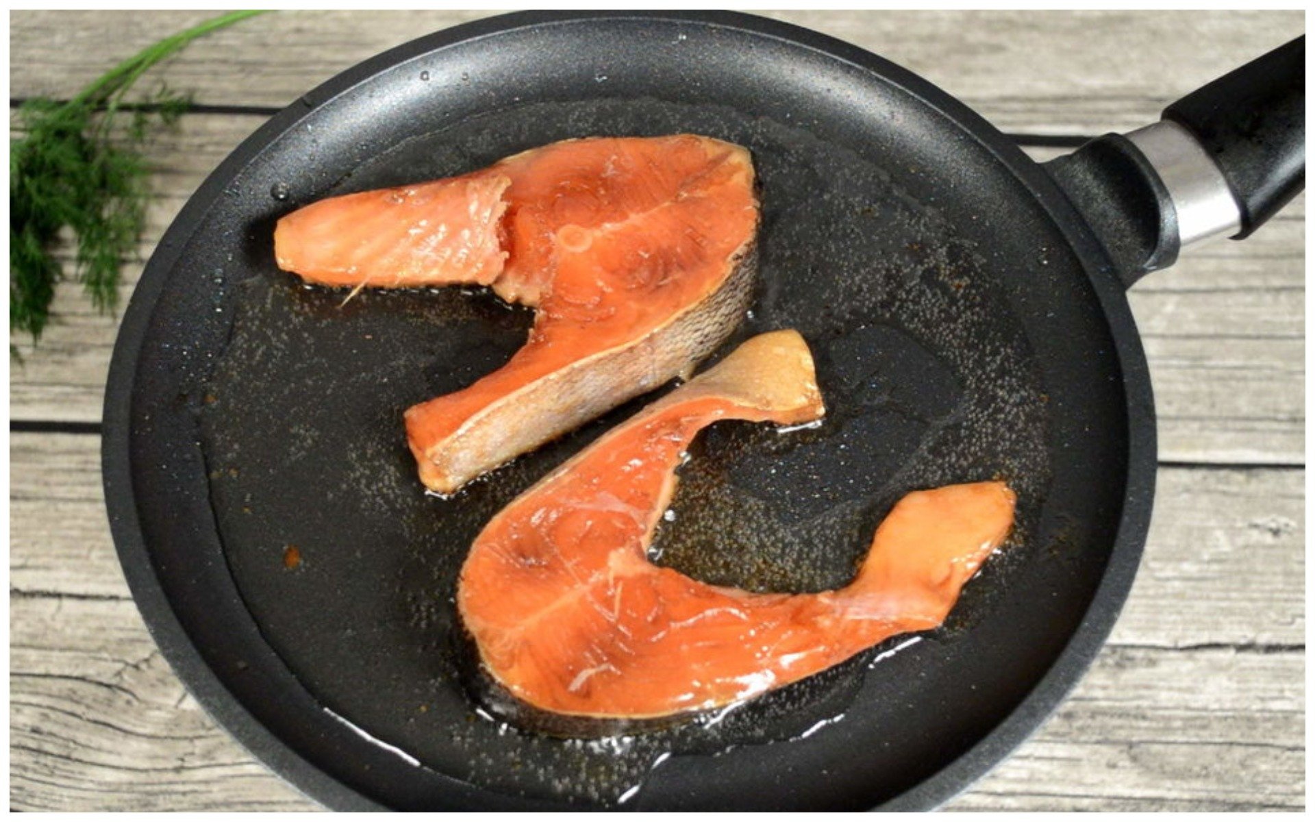 Стейк форели на сковороде вкусный рецепт. Рыба на сковороде. Стейк форели на сковороде. Жареная рыба на сковороде. Сковородка с красной рыбой.