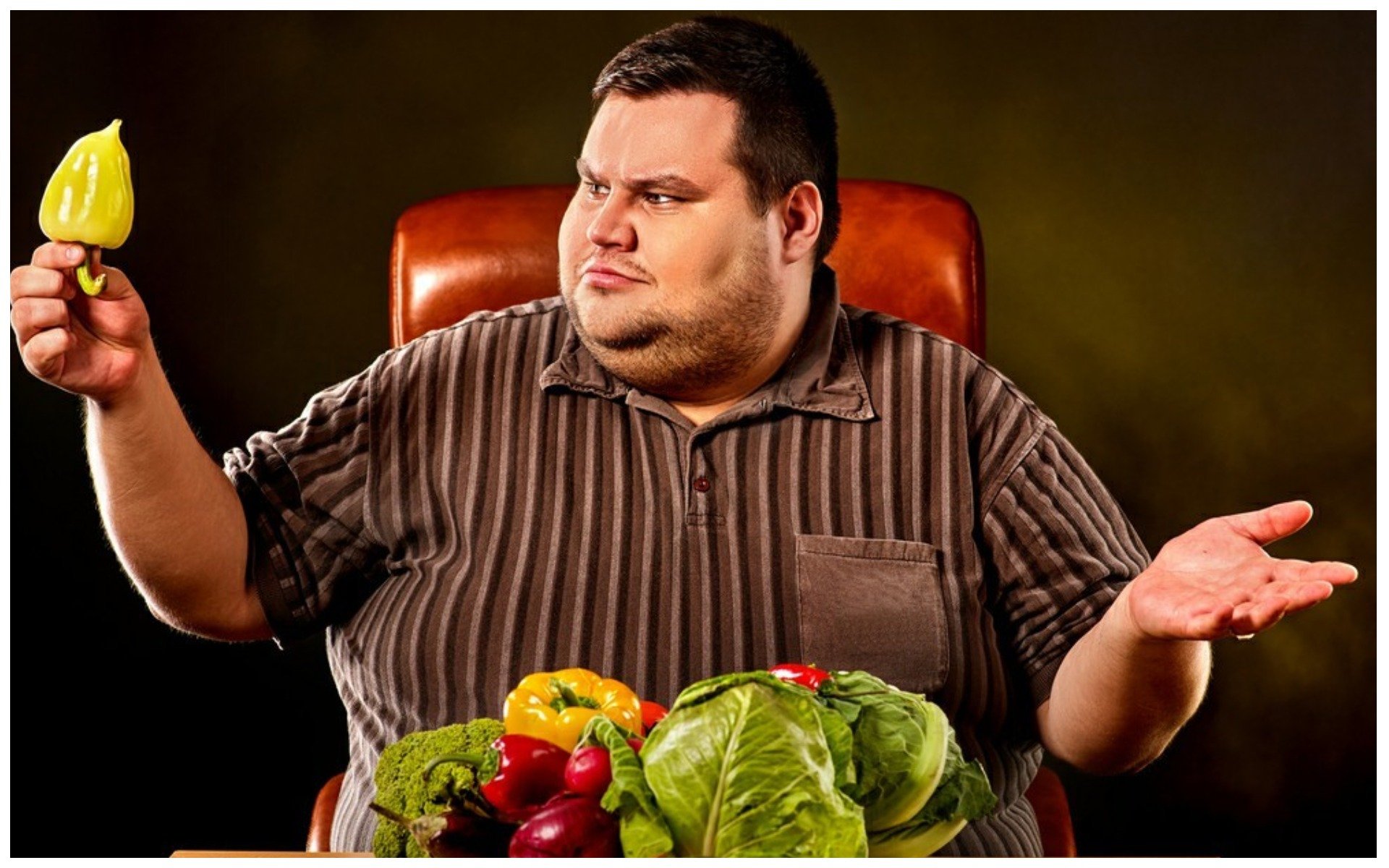 Ешь и толстым становишься. Толстый человек с едой. Жирный парень с едой. Толстый мужик с едой.