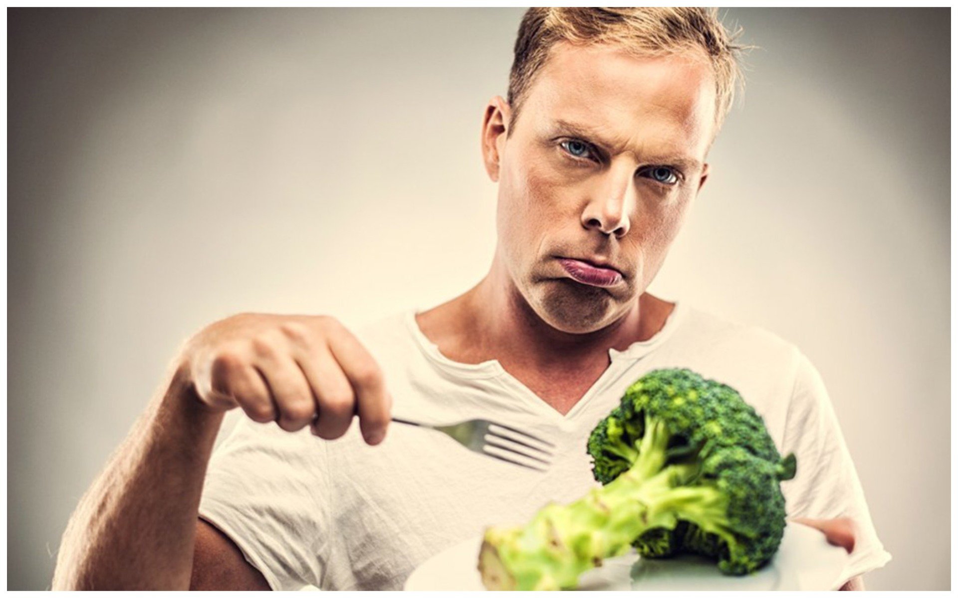 Быть овощем и жить. Еда для мужчин. Здоровое питание для мужчин. Мужчина с овощами. Мужчина ест овощи.