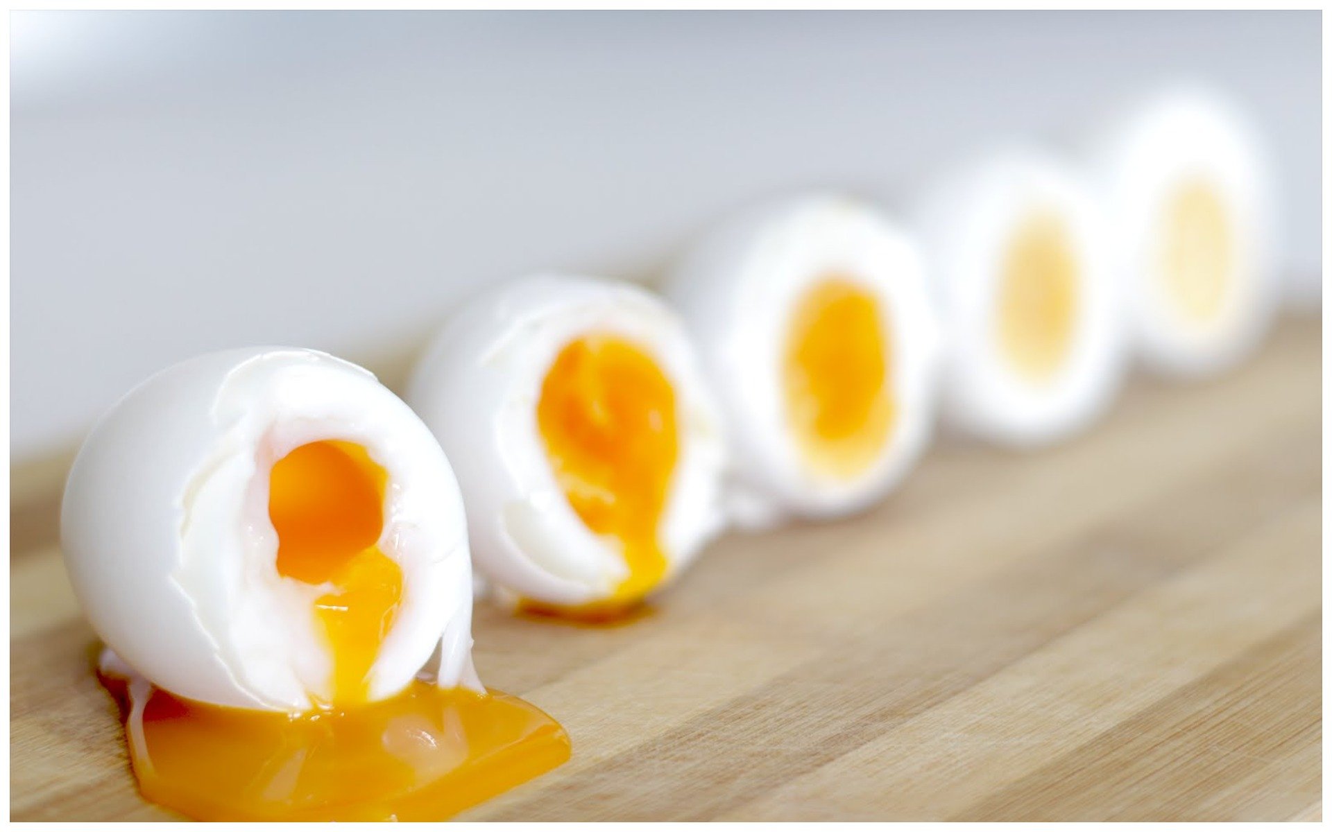 Сколько нужно варить яйца чтобы были всмятку. Яйцо всмятку яйца вкрутую. Яйцо вареное всмятку. Яйца куриные вареные всмятку. Перепелиные яйца всмятку.