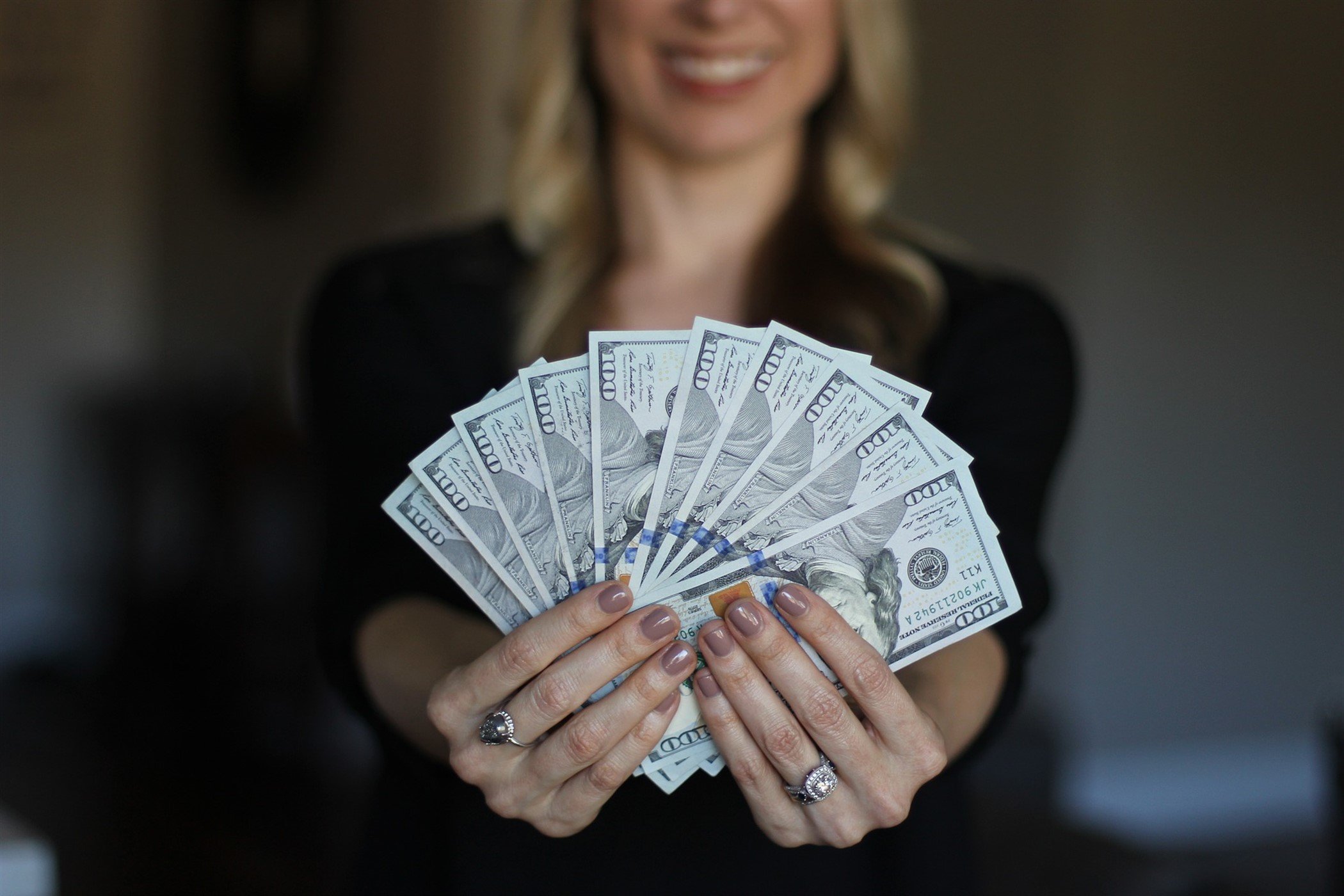 Наращивание денег. Деньги в руках девушки. Женщина с деньгами. Красивая женщина с деньгами. Доллары в руках.