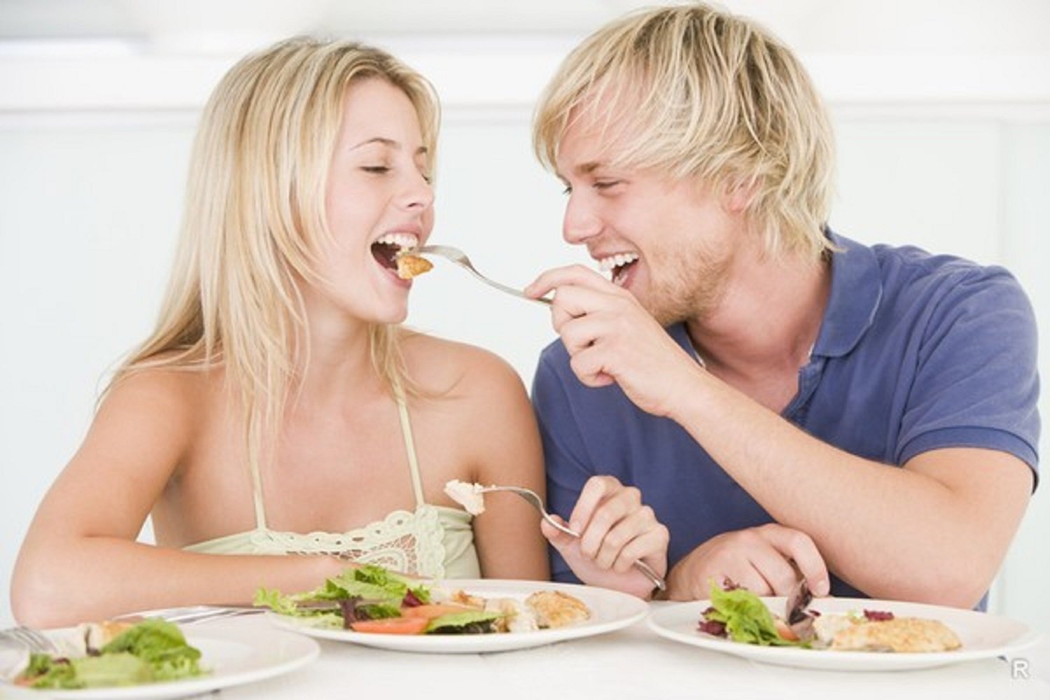 Обед влюбленных. Наслаждение едой. Мужчина и женщина завтракают. Еда для мужчин. Девушка ест парня.