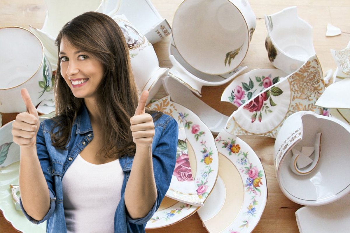Ресторан бить тарелки. Посуда. Женщина с тарелкой. Фотосессия посуды. Женщина с посудой в руках.