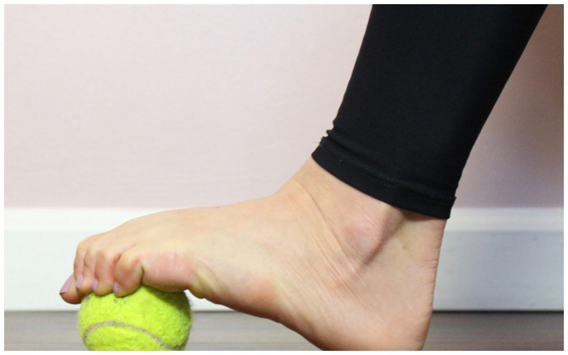 Развести пятки. МФР стопы с мячом. Упражнения с мячиком для стопы. Упражнения для стопы с мячиком теннисным. Теннисный мячик занятие для ног.