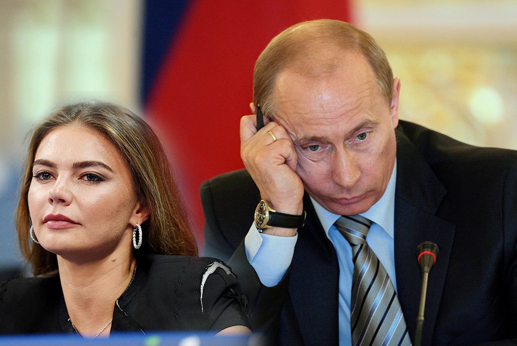 Бросила Путина из-за романов? Президент пытается вернуть расположение Алины  Кабаевой даря ей недвижимость
