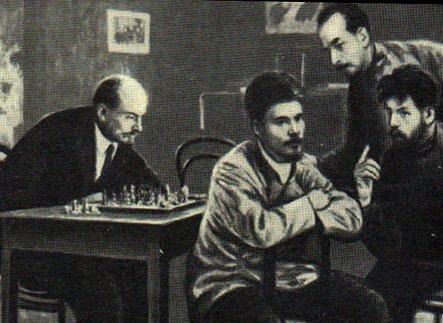 Ленин играет в шахматы. Сталин и шахматы. Сталин за игрой в шахматы. Настольная игра Сталина. Картина Сталин за игрой в шахматы.