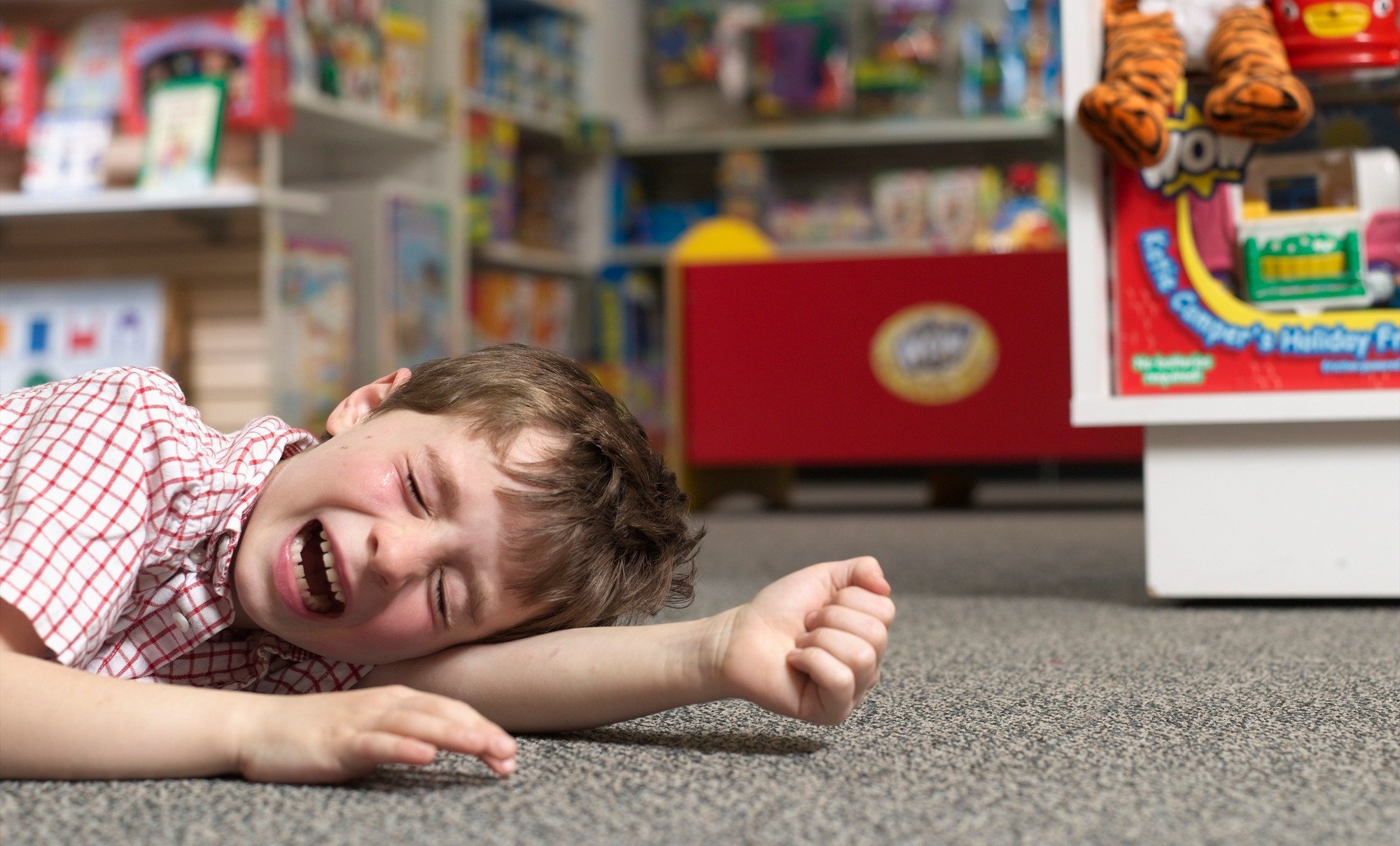 Ребенок требует маму. Истерика у ребенка. Ребёнок истерит в магазине игрушек. Мальчик плачет в магазине. Игрушки для детей.