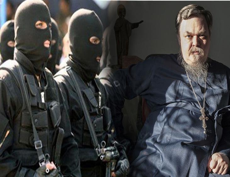 Убитый священник. Священник с оружием.
