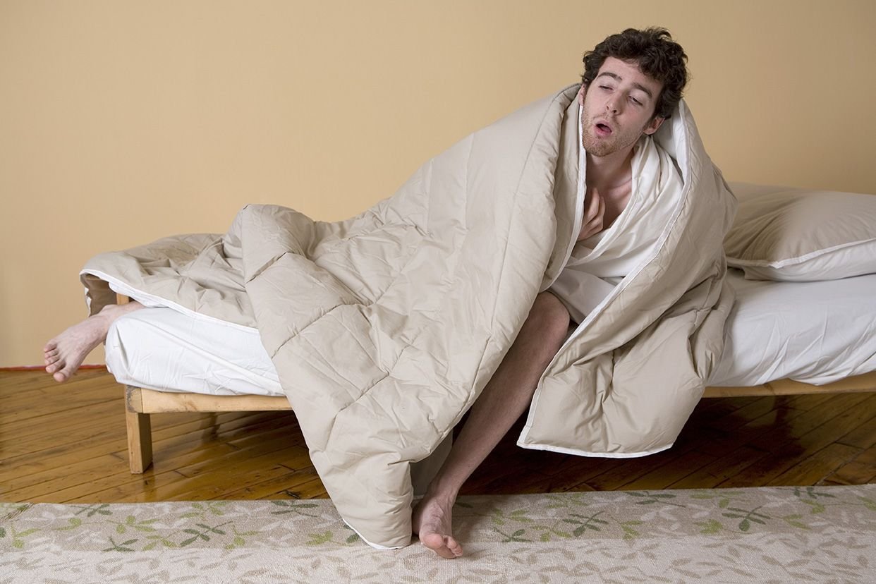 Человек просыпается сам. Человек встает с кровати. Вставать с постели. Человек в одеяле. Одеяло.