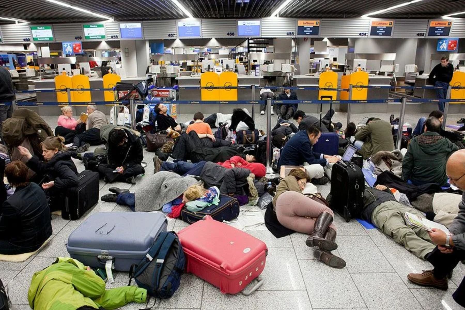 В аэропорту можно сдать. Люди спят в аэропорту. Много людей в аэропорту. Задержка рейса в аэропорту. Застряли в аэропорту.