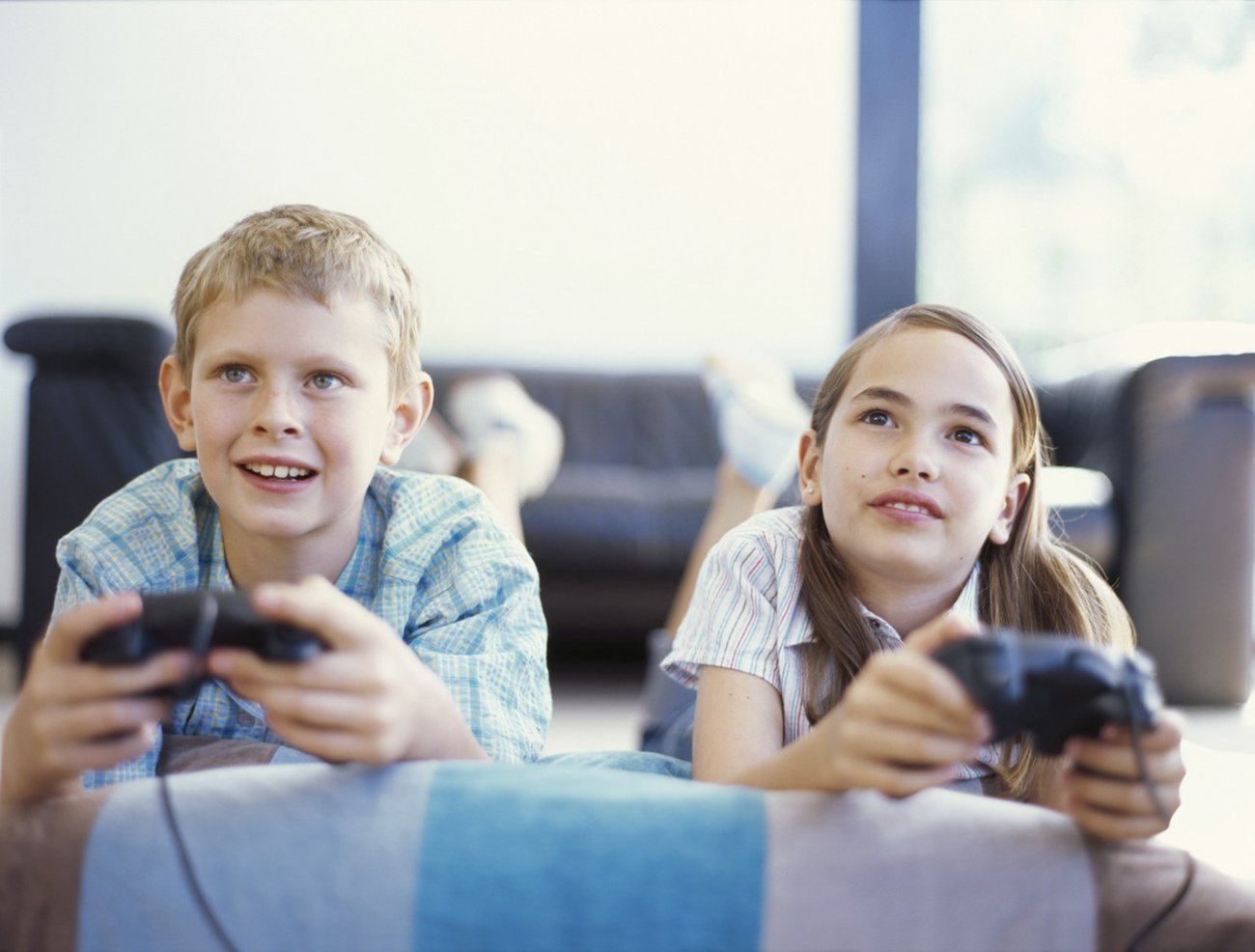 Социальные игры подростков. Компьютерные игры для детей. Дети играющие в компьютерные игры. Ребенок играющий в компьютерную игру. Дети за компьютерными играми.