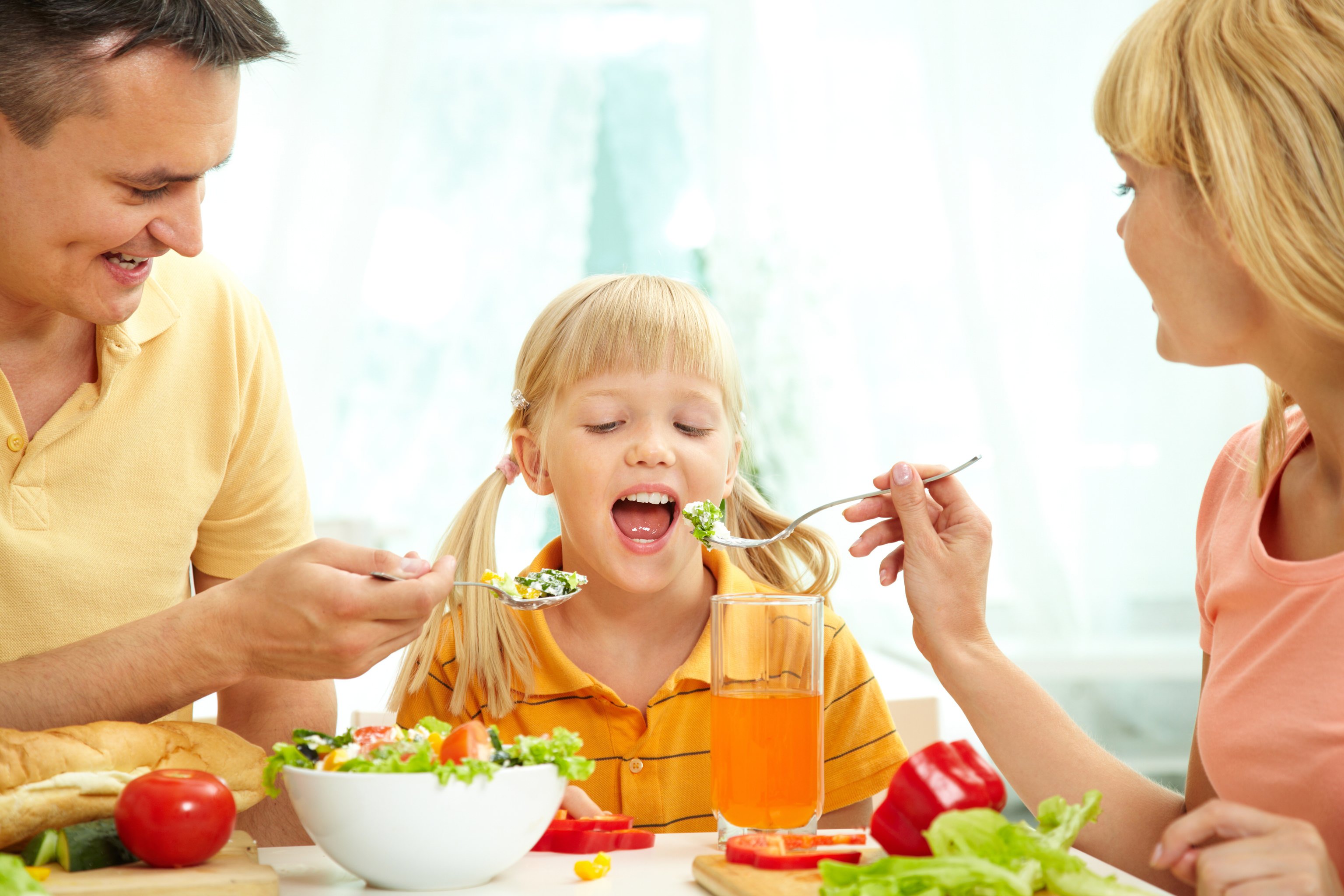 Ребенок не ест вечером. Здоровое питание в семье. Дети за столом. Питание детей. Завтрак с родителями.