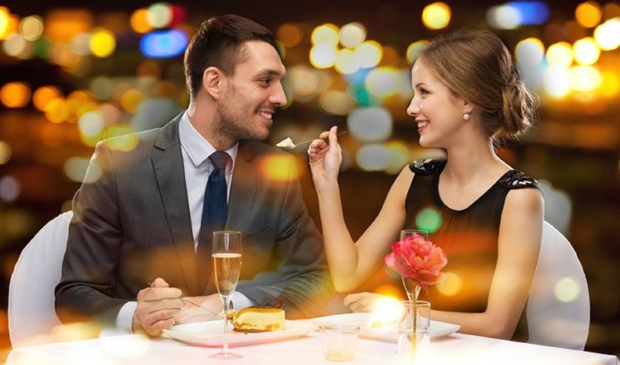 Жена порадовала мужа. Мужчина с девушкой в ресторане. Свидание в ресторане. Романтическое свидание. Романтический ужин в кафе.