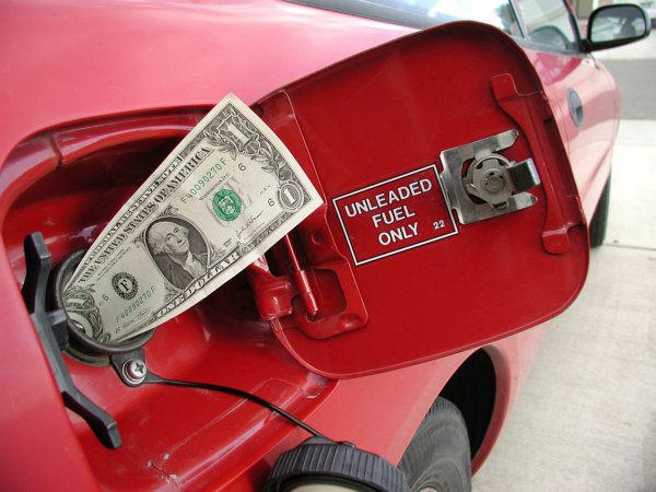 Бензин дешевеет, но не у нас Справимся! ТОП-8 способов экономить топливо