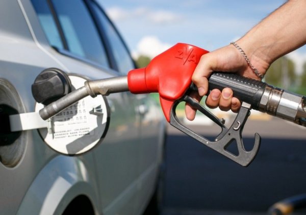 Первая хорошая новость: Аналитики предсказали снижение цен на топливо в России