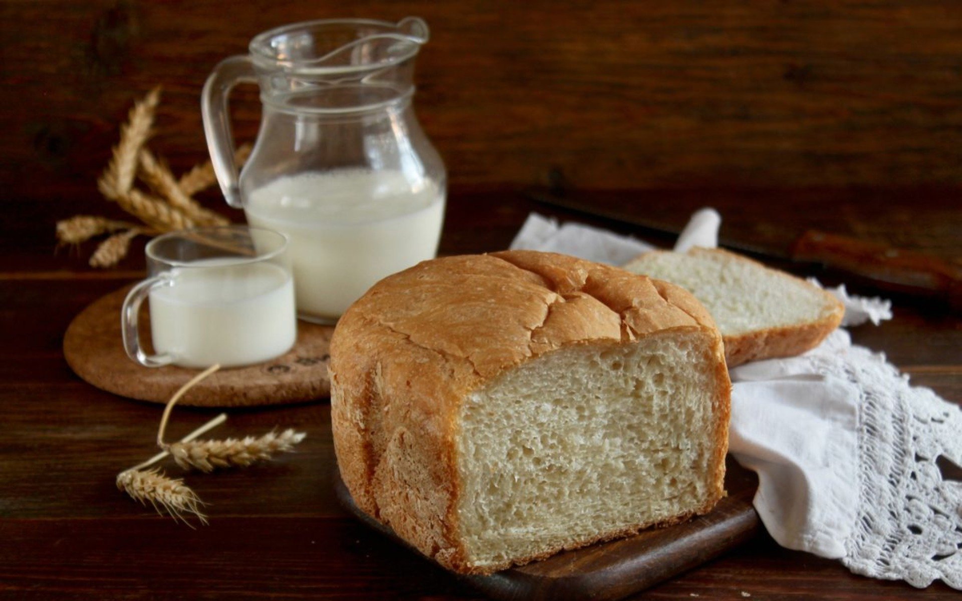 Домашний хлеб на молоке рецепт. Хлеб. Домашний деревенский хлеб. Опара для хлеба. Домашний хлеб из хлебопечки.