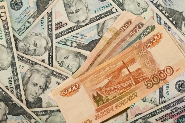 Рубль падает к доллару и евро вслед за дешевеющей нефтью