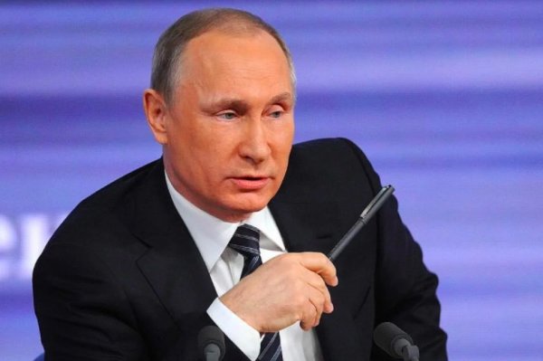 Как будто не в своей тарелке: Блогер выдвинул версию, почему Путин швырнул ручку