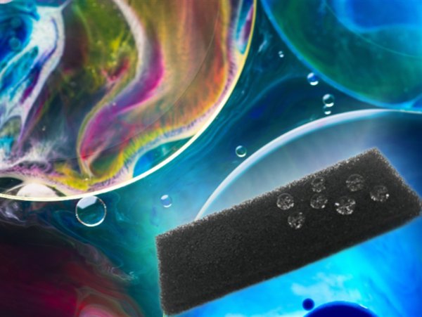 Учёные создали умную многоразовую губку для очистки воды от разливов нефти