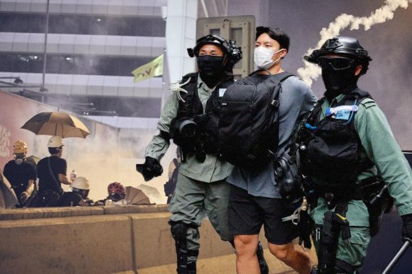Си Цзиньпин уничтожает демократию и вводит Гонконг под влияние коммунистов