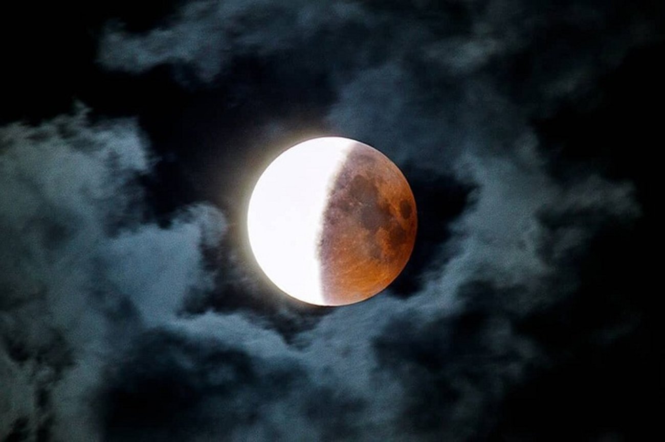 Суть лунного затмения было. Лунное затмение 16 мая 2022. Полутеневое затмение Луны. Затмения 2020. Частичное полутеневое лунное затмение.