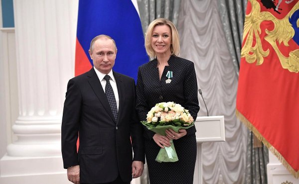 Путин присвоил Марии Захаровой высший дипломатический ранг посла